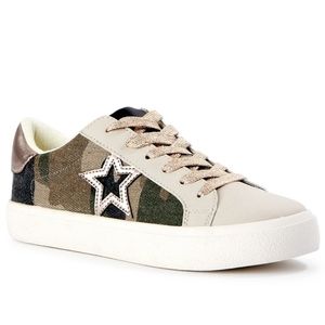 No Boundaries Women's Low Top Star Sneakers